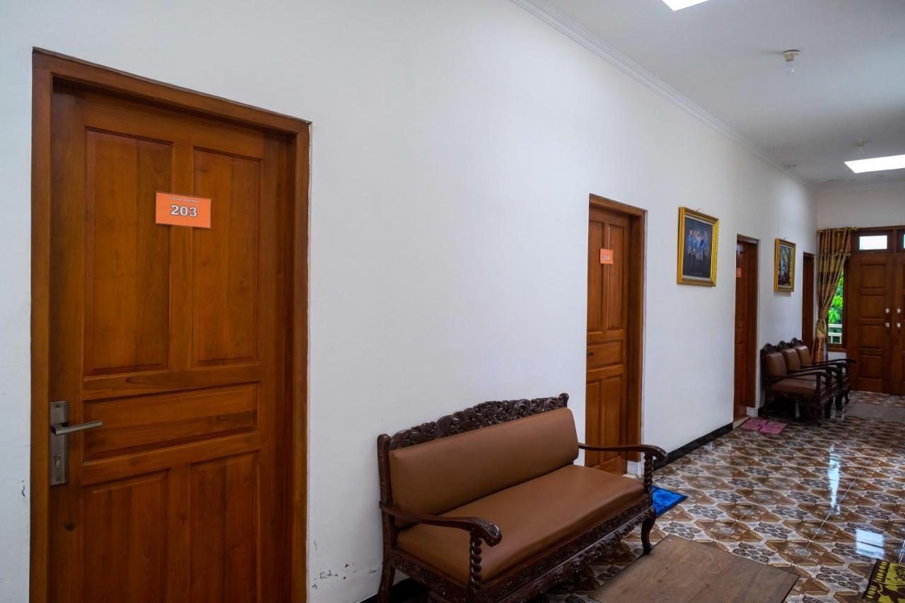 Reddoorz Syariah @ Griya Thamrin Manahan Solo Екстер'єр фото